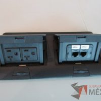 Lote 011 - Mesa de sala de juntas para 20 personas, con accesorios para conexión y con cubierta de vidrio dividida en 4 y 4 bases - Imagen 9