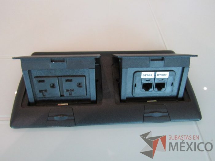 Lote 011 - Mesa de sala de juntas para 20 personas, con accesorios para conexión y con cubierta de vidrio dividida en 4 y 4 bases - Imagen 9
