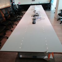 Lote 011 - Mesa de sala de juntas para 20 personas, con accesorios para conexión y con cubierta de vidrio dividida en 4 y 4 bases - Imagen 11
