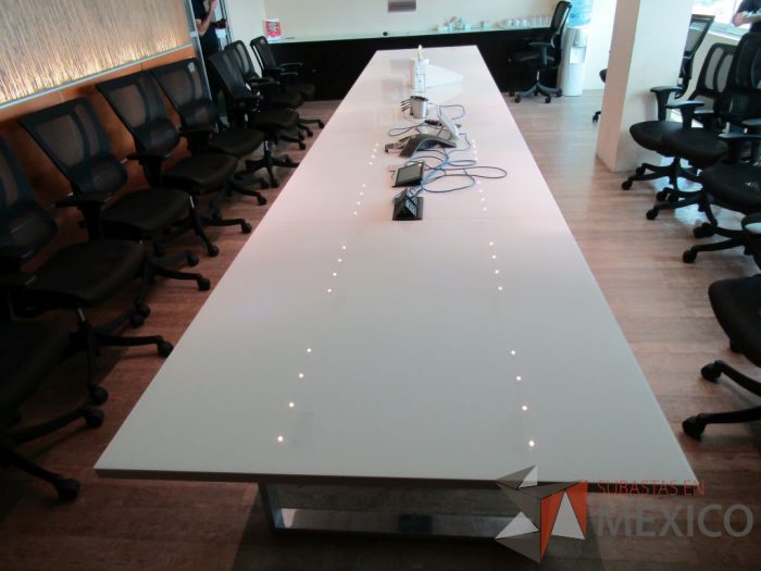 Lote 011 - Mesa de sala de juntas para 20 personas, con accesorios para conexión y con cubierta de vidrio dividida en 4 y 4 bases - Imagen 11