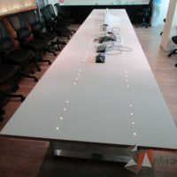 Lote 011 - Mesa de sala de juntas para 20 personas, con accesorios para conexión y con cubierta de vidrio dividida en 4 y 4 bases - Imagen 12