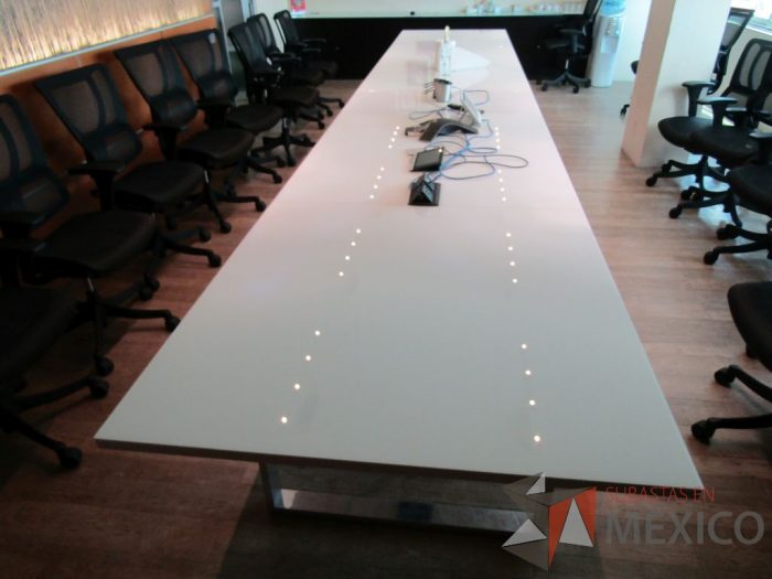 Lote 011 - Mesa de sala de juntas para 20 personas, con accesorios para conexión y con cubierta de vidrio dividida en 4 y 4 bases - Imagen 12