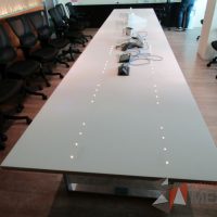 Lote 011 - Mesa de sala de juntas para 20 personas, con accesorios para conexión y con cubierta de vidrio dividida en 4 y 4 bases - Imagen 13
