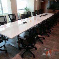 Lote 011 - Mesa de sala de juntas para 20 personas, con accesorios para conexión y con cubierta de vidrio dividida en 4 y 4 bases
