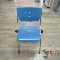Lote 013 - 2 Silla fijas, asientos y respaldo en plástico color azul - Imagen 4