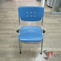 Lote 013 - 2 Silla fijas, asientos y respaldo en plástico color azul