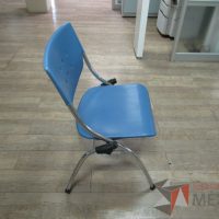 Lote 013 - 2 Silla fijas, asientos y respaldo en plástico color azul - Imagen 6