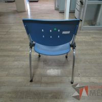 Lote 013 - 2 Silla fijas, asientos y respaldo en plástico color azul - Imagen 8