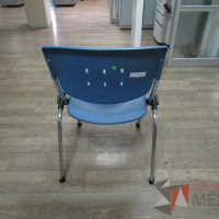 Lote 013 - 2 Silla fijas, asientos y respaldo en plástico color azul - Imagen 9