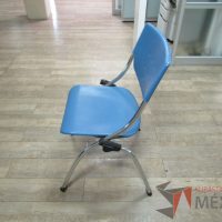 Lote 013 - 2 Silla fijas, asientos y respaldo en plástico color azul - Imagen 10