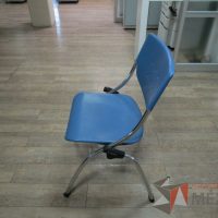 Lote 013 - 2 Silla fijas, asientos y respaldo en plástico color azul - Imagen 2