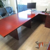 Lote 006 - Escritorio en escuadra con archivero de pedestal de 2 cajones