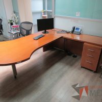 Lote 005 -Escritorio en escuadra con archivero de 3 cajones