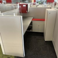 Lote 015 - Estación de trabajo para 2 personas, incluye 2 Credenzas, 2 Gabinetes Verticales y  Gavetas - Haworth
