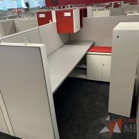 Lote 010 -  Estación de trabajo para 8 personas, incluye 8 Credenzas, 8 Gabinetes Verticales y 8 Gavetas - Haworth - Imagen 2