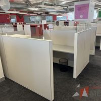 Lote 010 -  Estación de trabajo para 8 personas, incluye 8 Credenzas, 8 Gabinetes Verticales y 8 Gavetas - Haworth - Imagen 6
