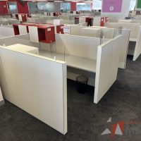 Lote 010 -  Estación de trabajo para 8 personas, incluye 8 Credenzas, 8 Gabinetes Verticales y 8 Gavetas - Haworth