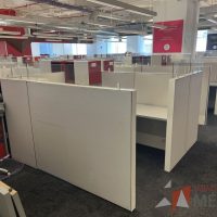 Lote 010 -  Estación de trabajo para 8 personas, incluye 8 Credenzas, 8 Gabinetes Verticales y 8 Gavetas - Haworth - Imagen 4