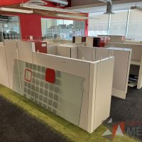 Lote 011 - Estación de trabajo para 8 personas, incluye 8 Credenzas, 8 Gabinetes Verticales y 8 Gavetas - Haworth - Imagen 8