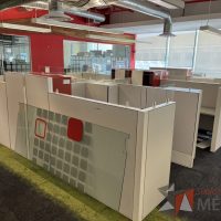 Lote 011 - Estación de trabajo para 8 personas, incluye 8 Credenzas, 8 Gabinetes Verticales y 8 Gavetas - Haworth - Imagen 7