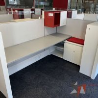 Lote 011 - Estación de trabajo para 8 personas, incluye 8 Credenzas, 8 Gabinetes Verticales y 8 Gavetas - Haworth - Imagen 5