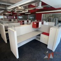 Lote 011 - Estación de trabajo para 8 personas, incluye 8 Credenzas, 8 Gabinetes Verticales y 8 Gavetas - Haworth