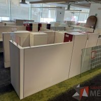 Lote 011 - Estación de trabajo para 8 personas, incluye 8 Credenzas, 8 Gabinetes Verticales y 8 Gavetas - Haworth - Imagen 2
