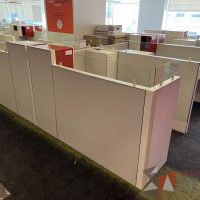 Lote 004 - Estación de trabajo para 7 personas, incluye 7 Credenzas, 7 Gabinetes Verticales y 7 Gavetas - Haworth