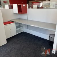 Lote 004 - Estación de trabajo para 7 personas, incluye 7 Credenzas, 7 Gabinetes Verticales y 7 Gavetas - Haworth - Imagen 4
