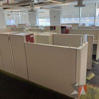 Lote 018 - Estación de trabajo para 8 personas incluye 8 Credenzas, 8 Gabinetes Verticales y 8 Gavetas - Haworth - Imagen 3