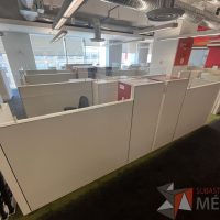 Lote 018 - Estación de trabajo para 8 personas incluye 8 Credenzas, 8 Gabinetes Verticales y 8 Gavetas - Haworth - Imagen 4