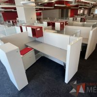 Lote 018 - Estación de trabajo para 8 personas incluye 8 Credenzas, 8 Gabinetes Verticales y 8 Gavetas - Haworth