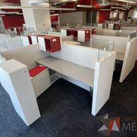Lote 018 - Estación de trabajo para 8 personas incluye 8 Credenzas, 8 Gabinetes Verticales y 8 Gavetas - Haworth - Imagen 8