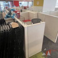 Lote 016 - Estación de trabajo para 4 personas, incluye 4 Credenzas, 4 Gabinetes Verticales y 4 Gavetas - Haworth - Imagen 7