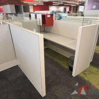 Lote 016 - Estación de trabajo para 4 personas, incluye 4 Credenzas, 4 Gabinetes Verticales y 4 Gavetas - Haworth - Imagen 5