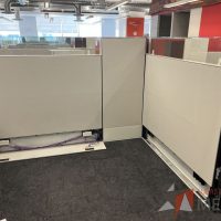 Lote 012 - Estación de trabajo para 9 personas, incluye 9 Credenzas, 9 Gabinetes Verticales y 9 Gavetas - Haworth - Imagen 12