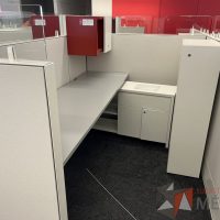 Lote 012 - Estación de trabajo para 9 personas, incluye 9 Credenzas, 9 Gabinetes Verticales y 9 Gavetas - Haworth - Imagen 9