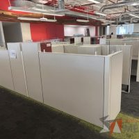 Lote 012 - Estación de trabajo para 9 personas, incluye 9 Credenzas, 9 Gabinetes Verticales y 9 Gavetas - Haworth - Imagen 8