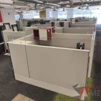 Lote 012 - Estación de trabajo para 9 personas, incluye 9 Credenzas, 9 Gabinetes Verticales y 9 Gavetas - Haworth