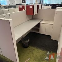 Lote 012 - Estación de trabajo para 9 personas, incluye 9 Credenzas, 9 Gabinetes Verticales y 9 Gavetas - Haworth - Imagen 7