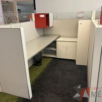 Lote 022 - Estación de trabajo para 2 personas incluye 2 Credenzas, 2 Gabinetes Verticales y 2 Gavetas - Haworth - Imagen 5