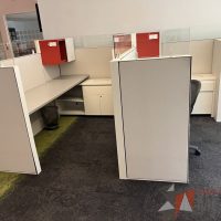 Lote 022 - Estación de trabajo para 2 personas incluye 2 Credenzas, 2 Gabinetes Verticales y 2 Gavetas - Haworth - Imagen 6