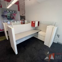 Lote 022 - Estación de trabajo para 2 personas incluye 2 Credenzas, 2 Gabinetes Verticales y 2 Gavetas - Haworth