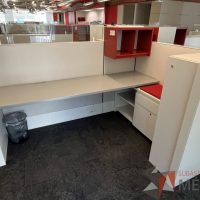 Lote 024 - Estación de trabajo para 4 personas incluye 4 Credenzas, 4 Gabinetes Verticales y 4 Gavetas - Haworth - Imagen 3