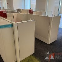 Lote 024 - Estación de trabajo para 4 personas incluye 4 Credenzas, 4 Gabinetes Verticales y 4 Gavetas - Haworth - Imagen 4