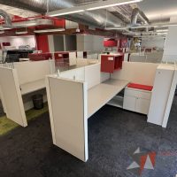 Lote 024 - Estación de trabajo para 4 personas incluye 4 Credenzas, 4 Gabinetes Verticales y 4 Gavetas - Haworth