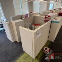 Lote 024 - Estación de trabajo para 4 personas incluye 4 Credenzas, 4 Gabinetes Verticales y 4 Gavetas - Haworth - Imagen 7