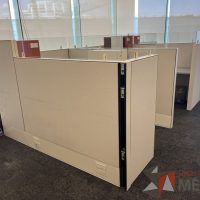 Lote 026 - Estación de trabajo para 3 personas incluye 4 Credenzas, 4 Gabinetes Verticales y 4 Gavetas - Haworth - Imagen 2