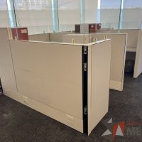 Lote 026 - Estación de trabajo para 3 personas incluye 4 Credenzas, 4 Gabinetes Verticales y 4 Gavetas - Haworth