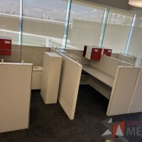 Lote 026 - Estación de trabajo para 3 personas incluye 4 Credenzas, 4 Gabinetes Verticales y 4 Gavetas - Haworth - Imagen 4